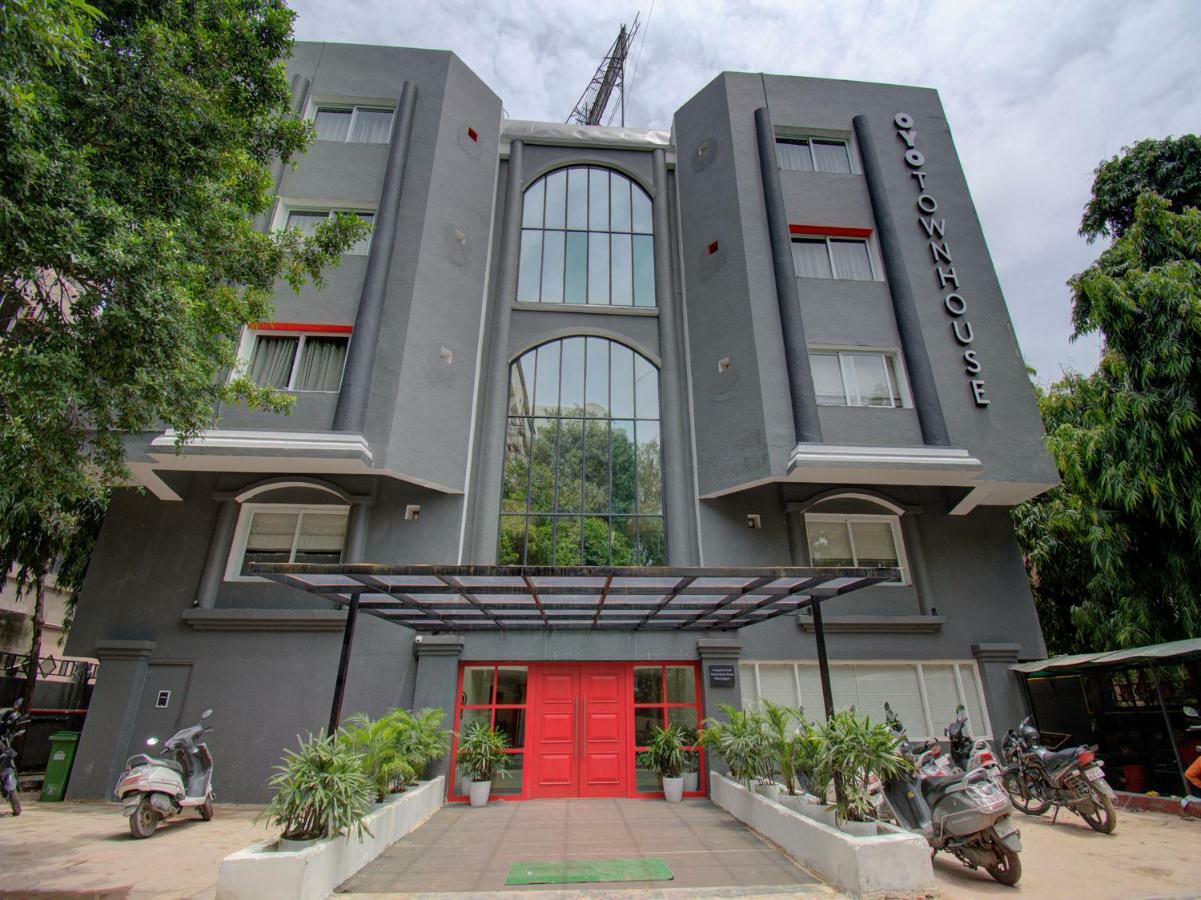 Oyo Townhouse 150 Shreyas Colony Hotel Ahmedabad Esterno foto