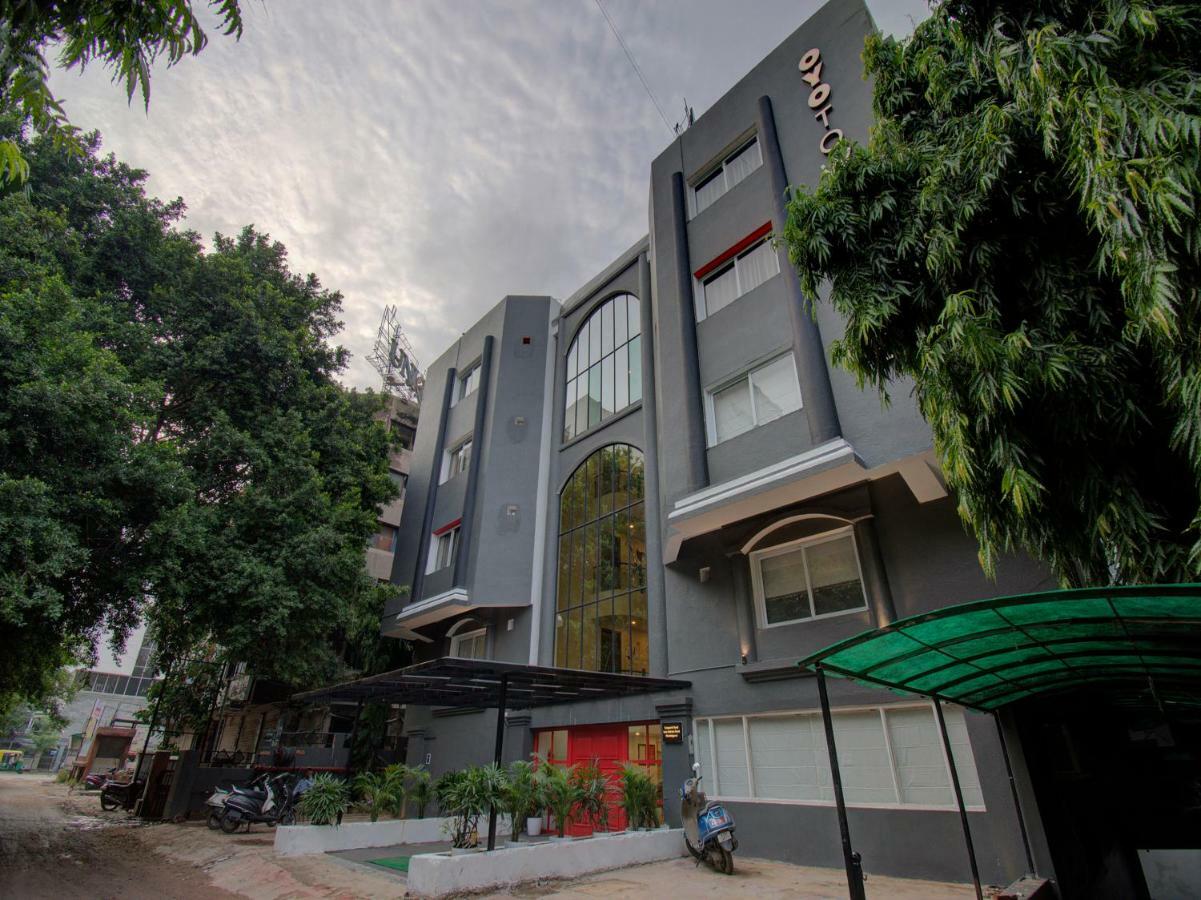 Oyo Townhouse 150 Shreyas Colony Hotel Ahmedabad Esterno foto