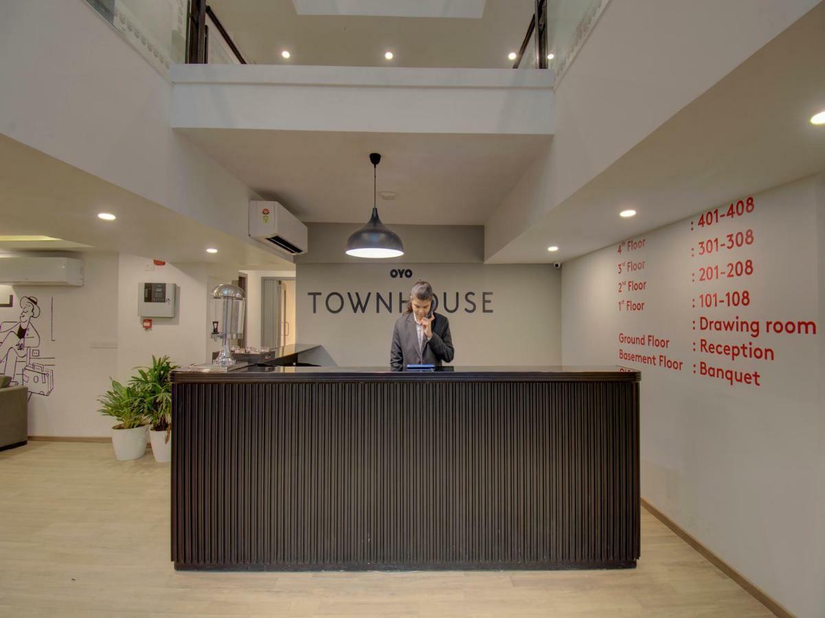 Oyo Townhouse 150 Shreyas Colony Hotel Ahmedabad Esterno foto
